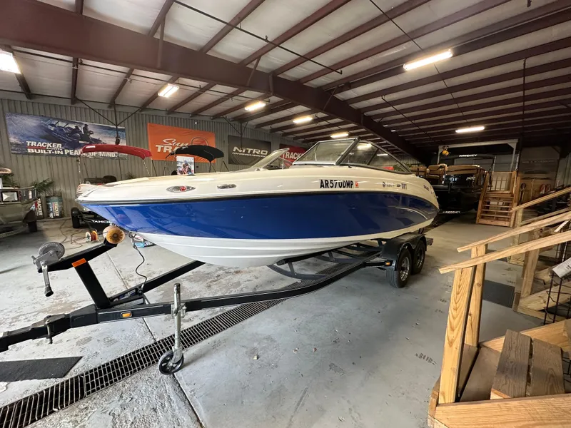 Slide: The Image of 2009 Yamaha Boats SX210 in a garage, blue and white hull on a trailer. - 5