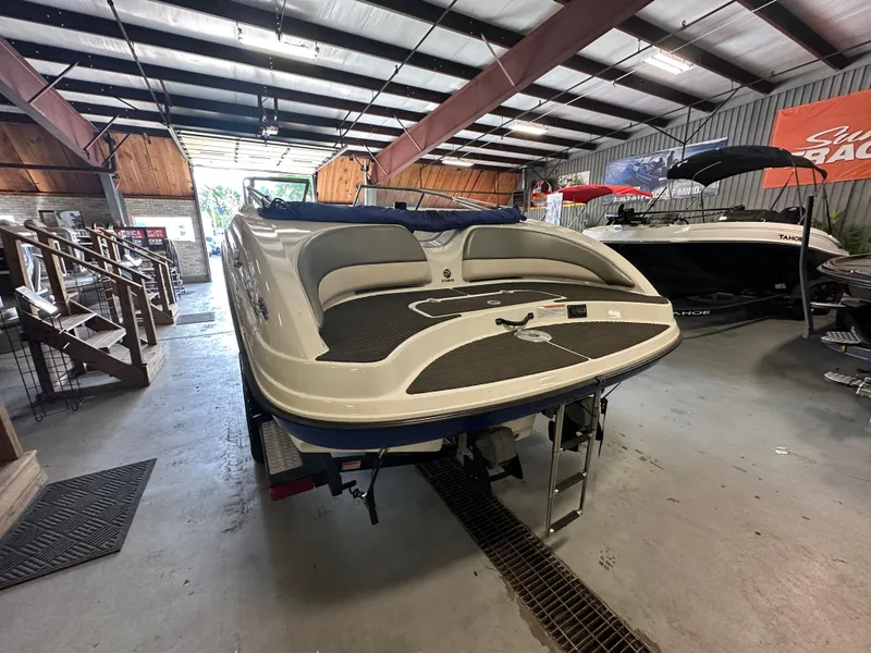 Slide: The Image of 2009 Yamaha SX210 boat in showroom, rear view with swim platform and ladder. - 9