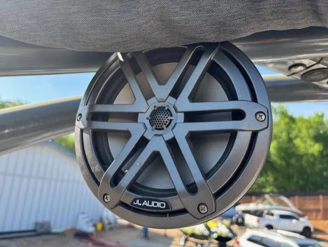 Slide: The Image of Speaker on 2016 Yamaha Boats 242 Limited S, featuring JL Audio, outdoors. - 20