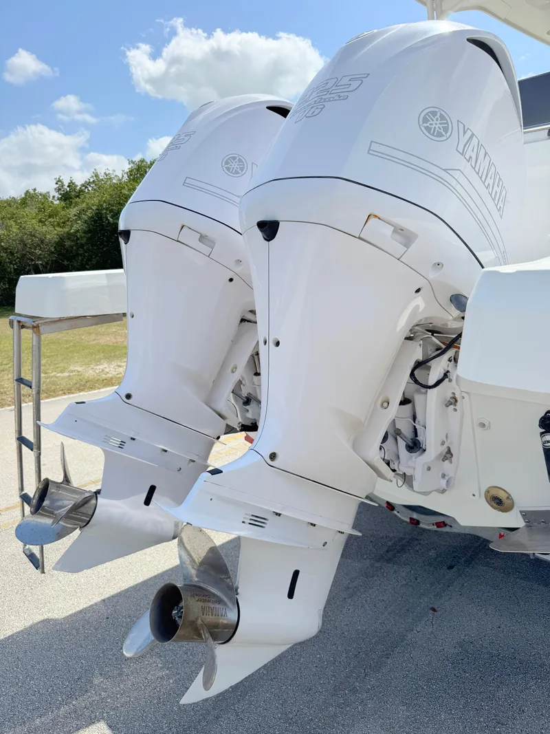 Slide: The Image of Twin Yamaha outboard engines on a 2018 Jeanneau Leader 9.0 WA boat. - 39
