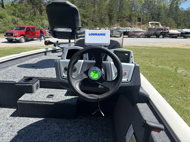 Slide: The Image of Tracker Pro Team 175 2025 - 5