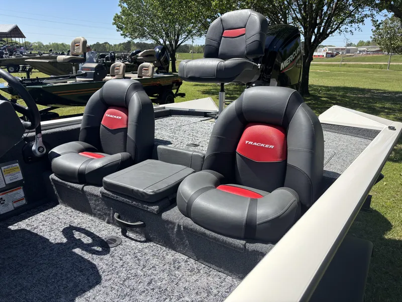 Slide: The Image of Tracker Pro Team 175 2025 - 7