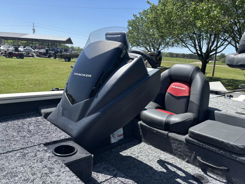 Slide: The Image of Tracker Pro Team 175 2025 - 8