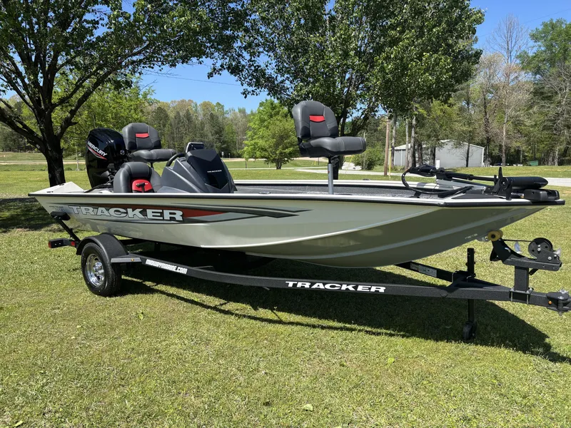 Slide: The Image of Tracker Pro Team 175 2025 - 9