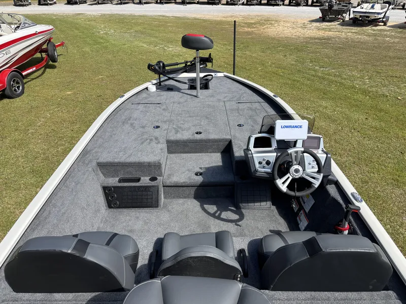 Slide: The Image of Tracker Savage 215 2025 - 14