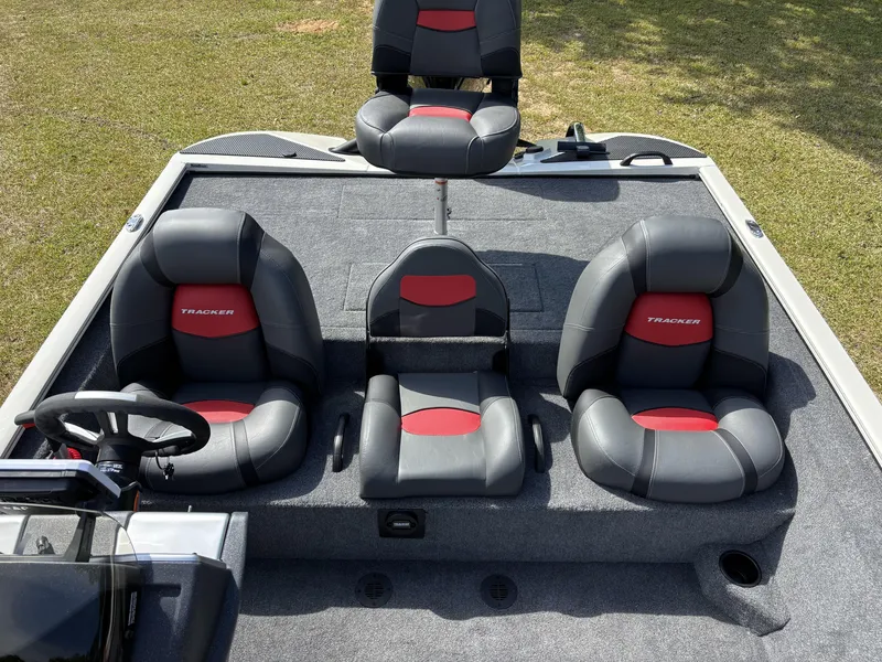 Slide: The Image of Tracker Savage 215 2025 - 15