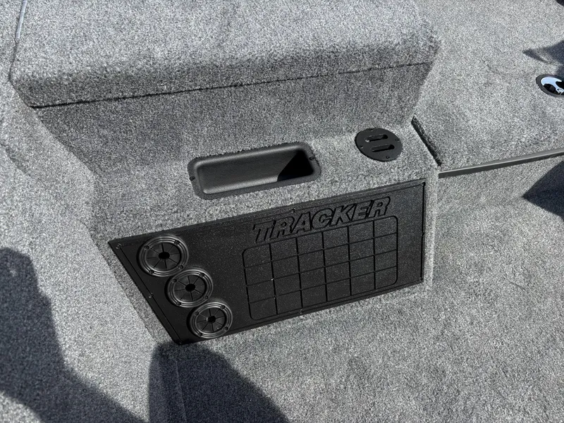 Slide: The Image of Tracker Savage 215 2025 - 16