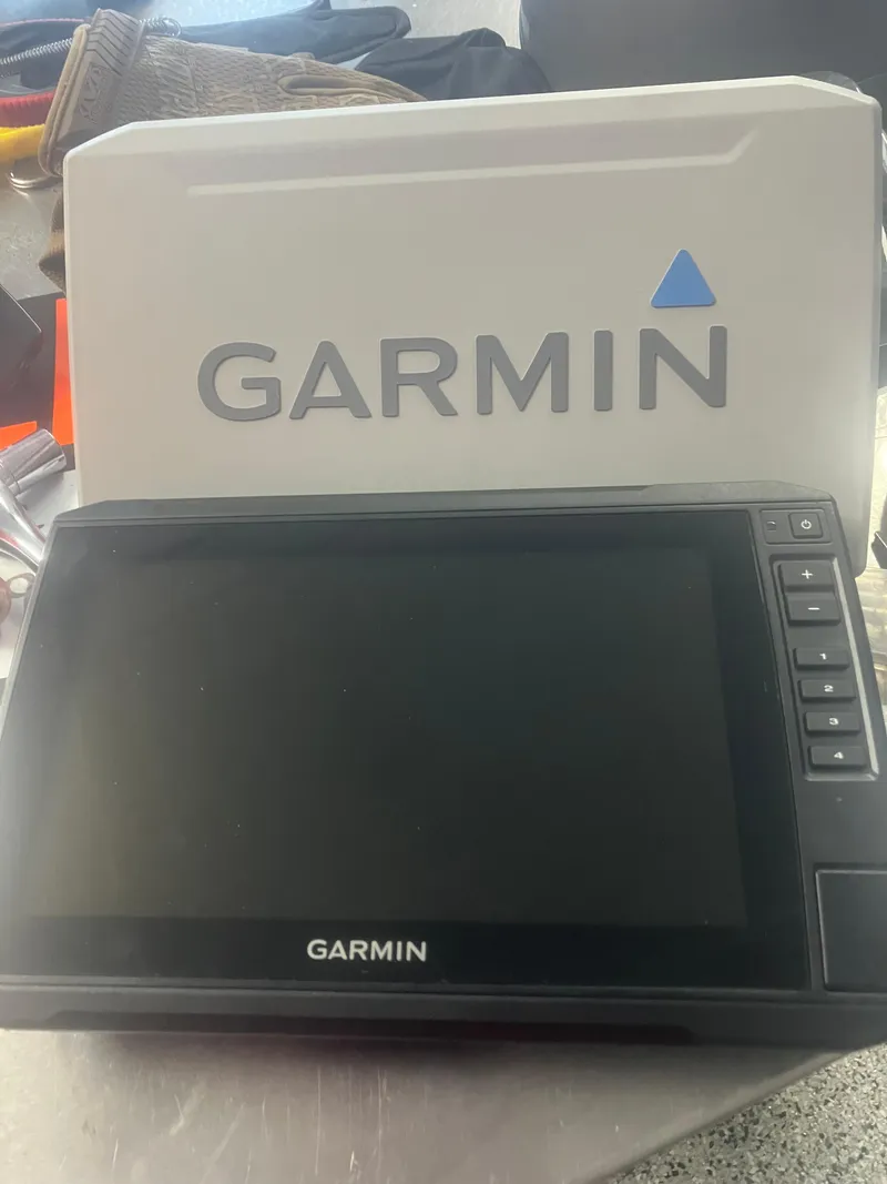 Slide: The Image of Garmin marine GPS device on a Starcraft Limited 2000 OB Fish, 2018 model. - 18