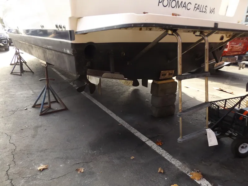 Slide: The Image of Bayliner 4087 Aft Cabin Motoryacht 2000 on stands, Potomac Falls, VA. - 7