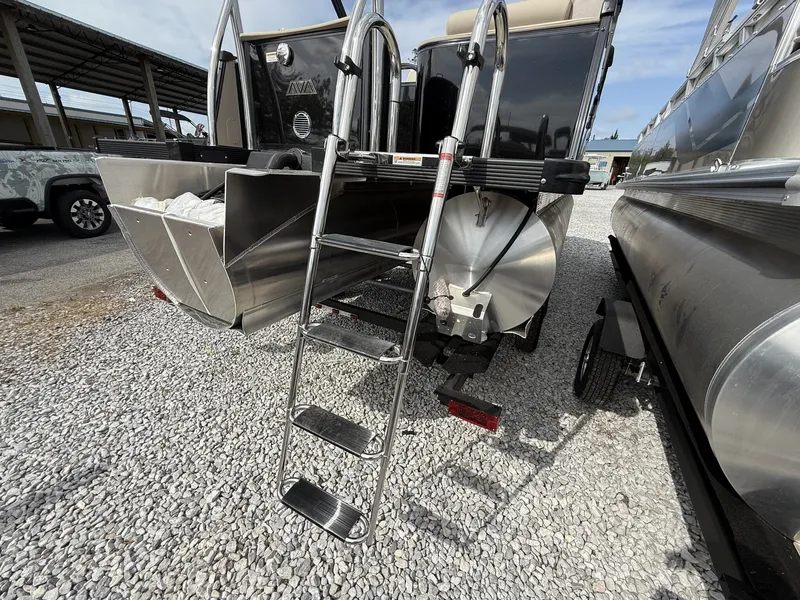 Slide: The Image of Avalon Catalina 23 Quad Lounger 2025 - 12