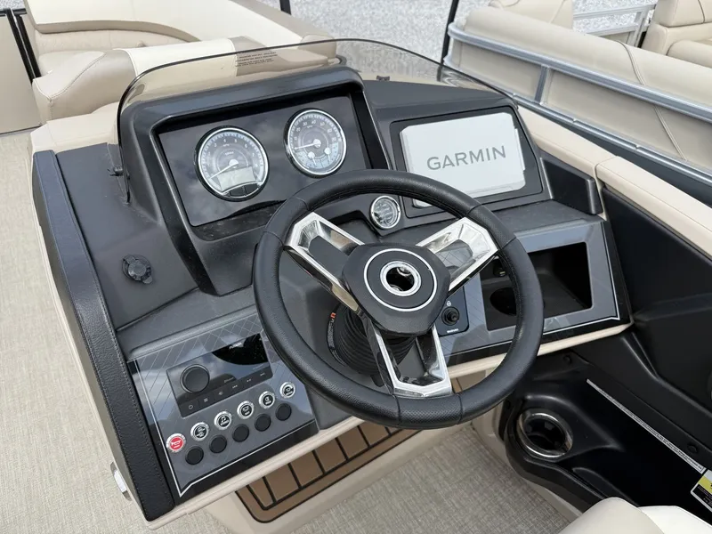 Slide: The Image of Avalon Catalina 23 Quad Lounger 2025 - 4