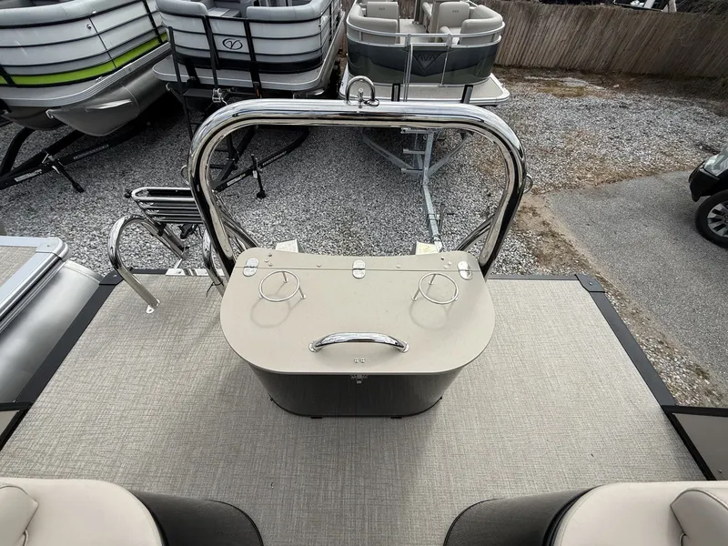 Slide: The Image of Avalon Catalina 23 Quad Lounger 2025 - 6