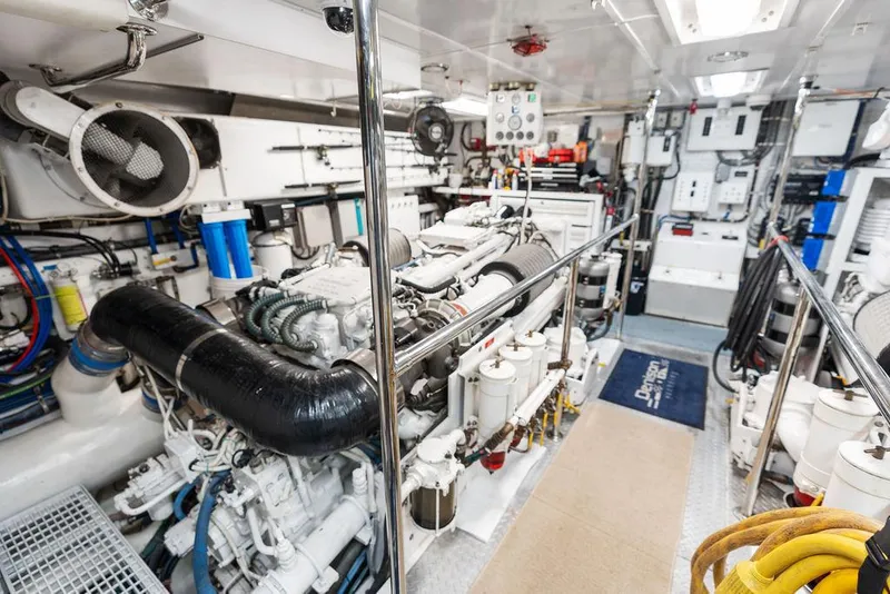 Slide: The Image of Hatteras 100 Motor Yacht 2004 - 82