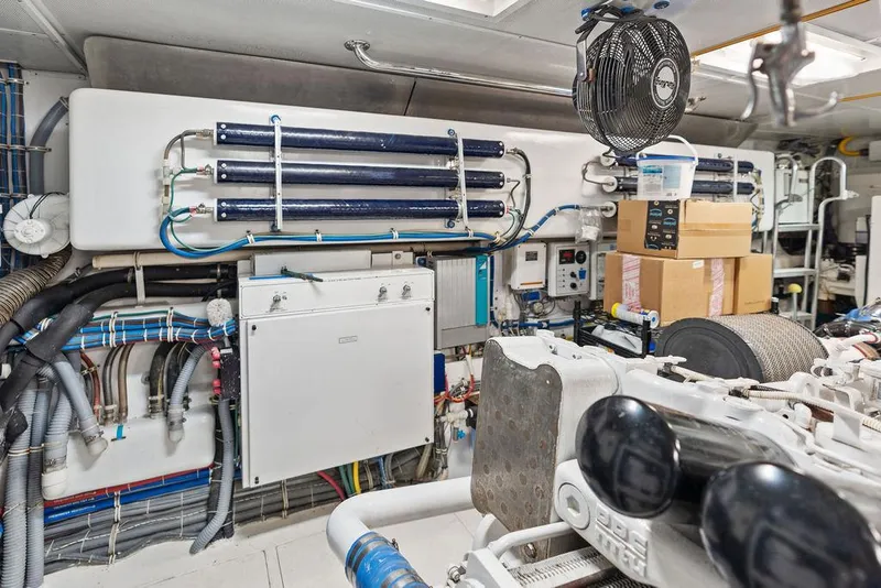 Slide: The Image of Hatteras 100 Motor Yacht 2004 - 85