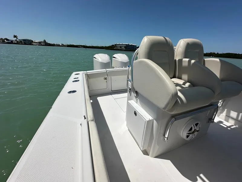 Slide: The Image of 2009 Jupiter 29 FS CC boat with dual seats on calm water. - 27