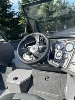 Slide: The Image of Tracker Pro Guide V-175 WT 2025 - 101