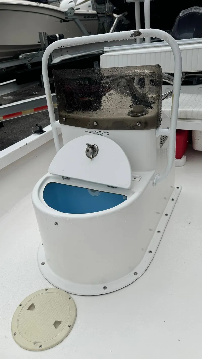 Slide: The Image of Salt Creek 1500 boat livewell system, 2022 model, featuring a white and blue design. - 10