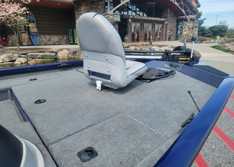 Slide: The Image of 2018 G3 Sportsman 17 boat with gray seating and carpeted deck. - 4