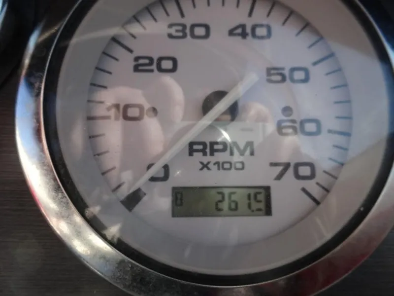 Slide: The Image of Tachometer of 2007 Sea Ray 185 Sport showing 261.5 hours. - 7