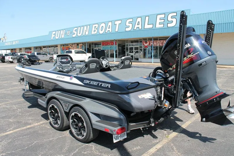 Slide: The Image of 2020 Skeeter FXR21 Apex boat at Fun-N-Sun Boat Sales dealership. - 16