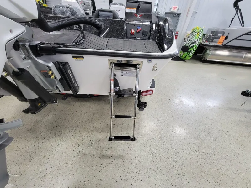 Slide: The Image of Vexus Boats DVX22s 2025 - 10