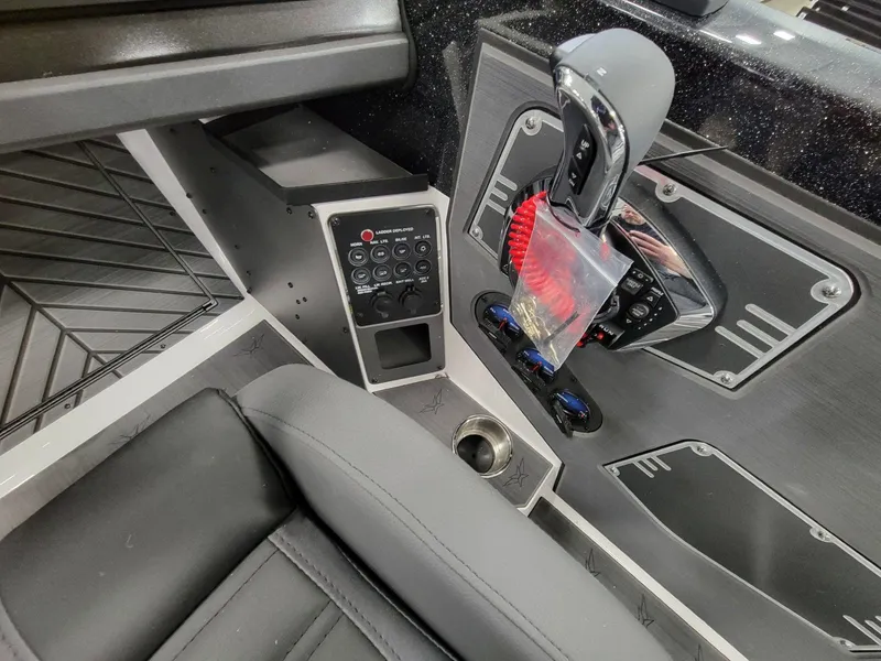 Slide: The Image of Vexus Boats DVX22s 2025 - 22