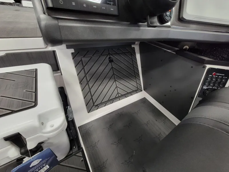 Slide: The Image of Vexus Boats DVX22s 2025 - 26