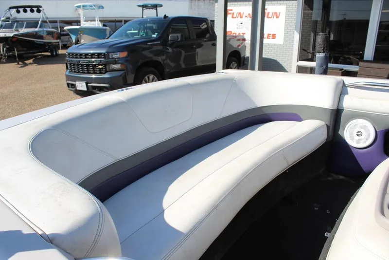Slide: The Image of 1994 MasterCraft 190 Pro Star boat interior with white and purple seating. - 14