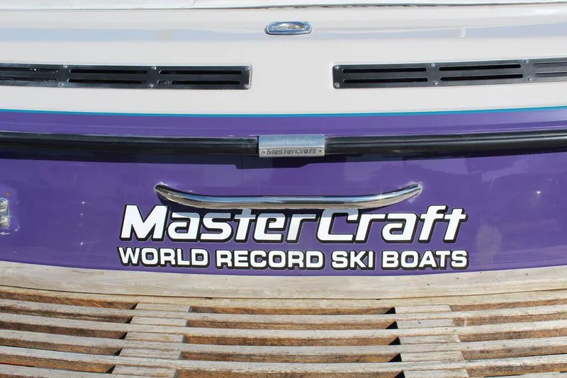 Slide: The Image of 1994 MasterCraft 190 Pro Star boat with "World Record Ski Boats" branding. - 8
