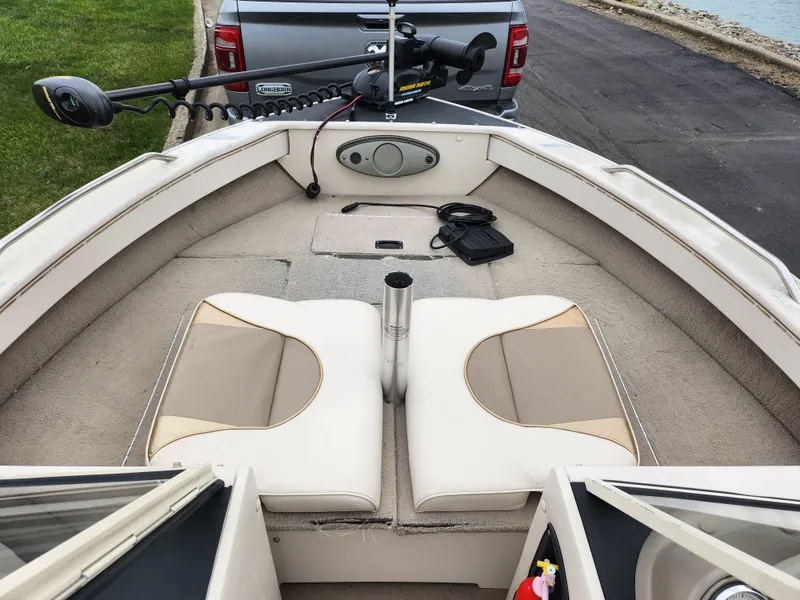 Slide: The Image of 2000 Crestliner 1850 Sportfish boat interior with seating and trolling motor. - 16