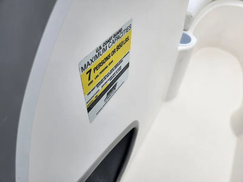 Slide: The Image of Capacity label on 2007 Bayliner Discovery 195, indicating 7-person or 980 lbs limit. - 13