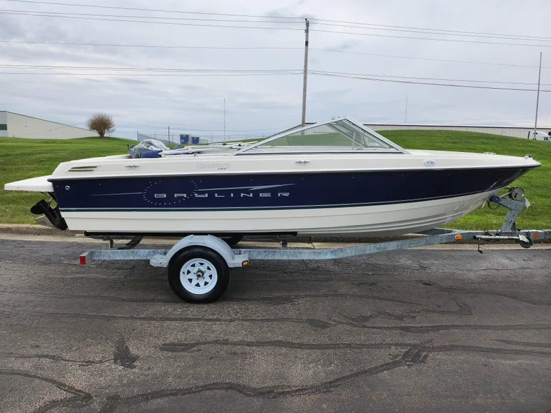 Slide: The Image of 2007 Bayliner Discovery 195 boat on trailer, parked outdoors. - 4