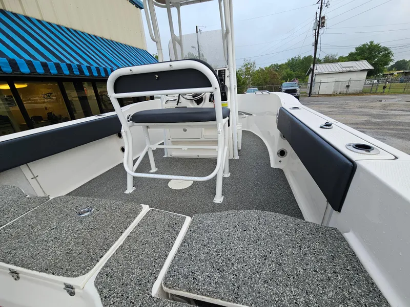 Slide: The Image of Robalo R180 2021 - 10