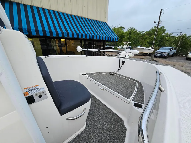 Slide: The Image of Robalo R180 2021 - 12