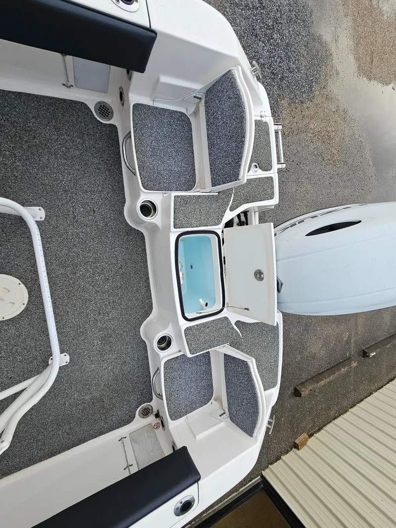 Slide: The Image of Robalo R180 2021 - 14