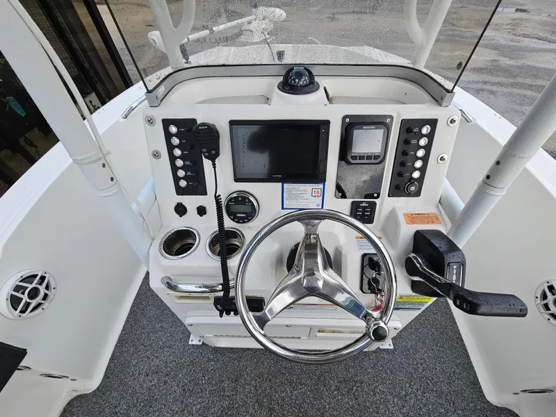 Slide: The Image of Robalo R180 2021 - 15