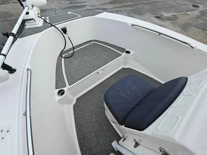 Slide: The Image of Robalo R180 2021 - 16