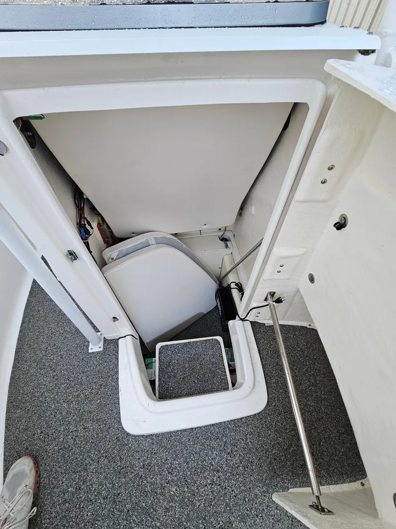 Slide: The Image of Robalo R180 2021 - 17