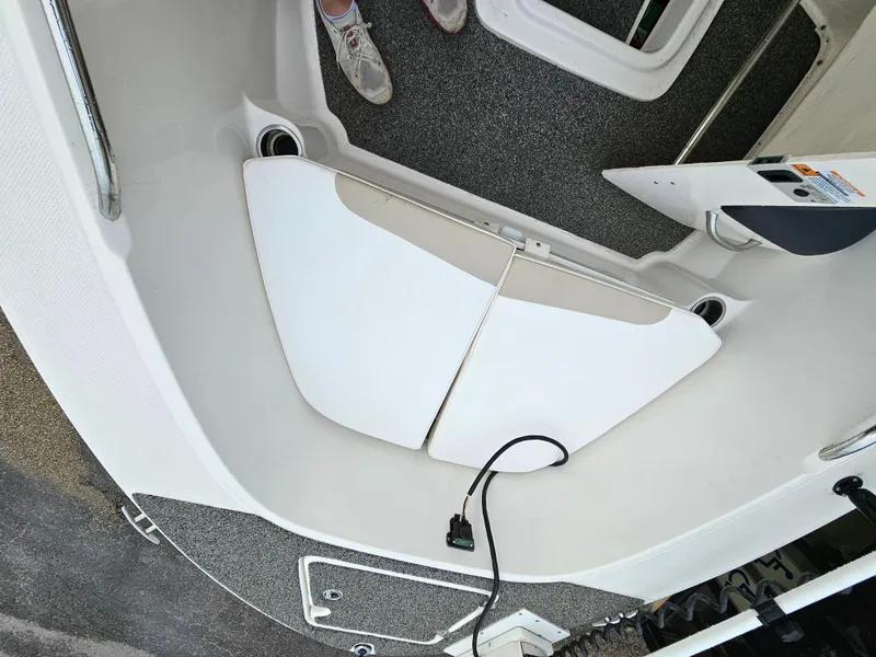 Slide: The Image of Robalo R180 2021 - 18