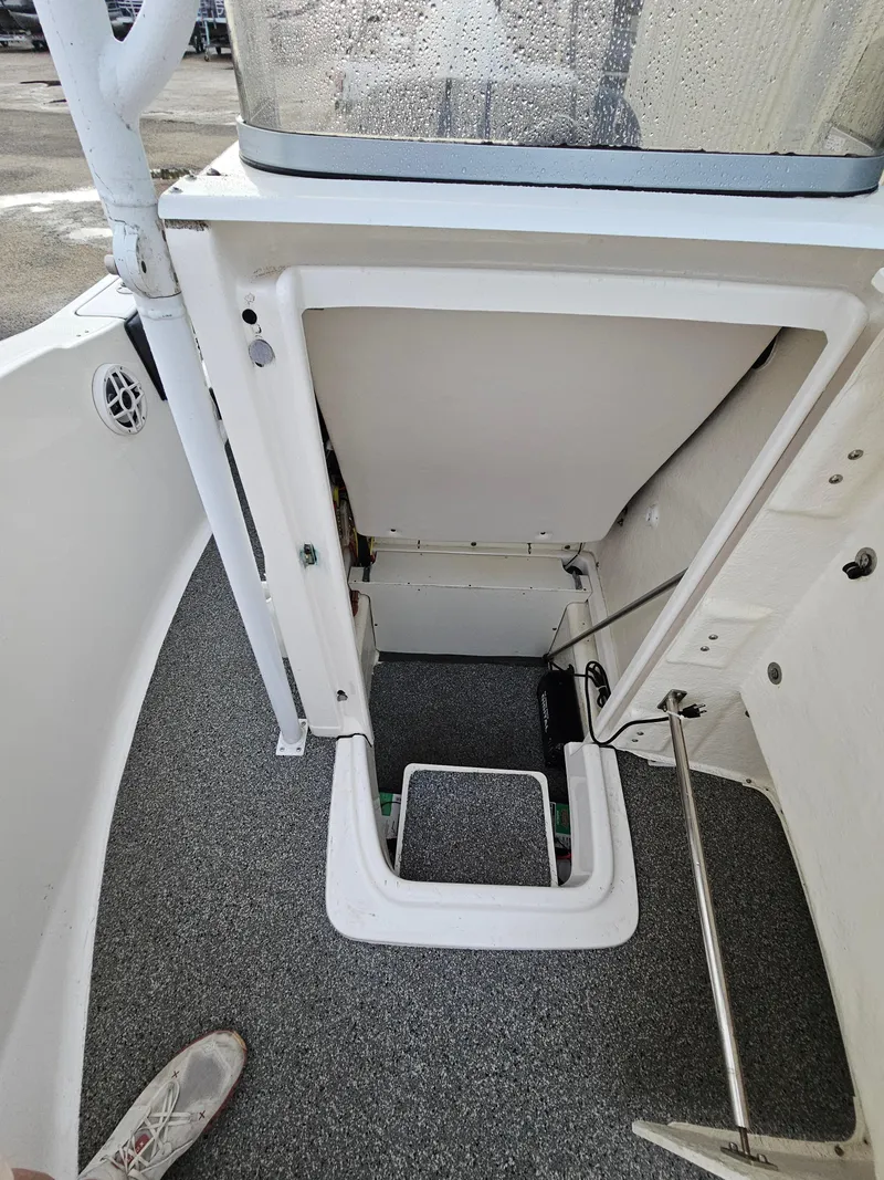 Slide: The Image of Robalo R180 2021 - 19