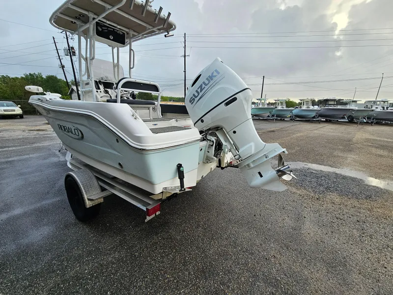 Slide: The Image of Robalo R180 2021 - 8