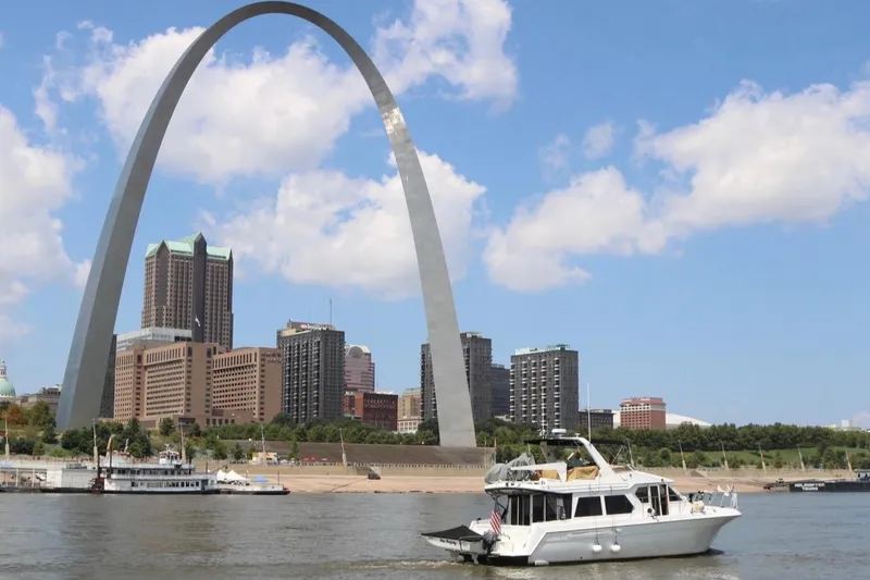 Slide: The Image of Navigator 4800 CLASSIC yacht on river with St. Louis Arch in background, 2001 model. - 1
