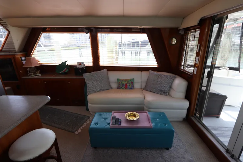 Slide: The Image of Interior of 2001 Navigator 4800 CLASSIC yacht with cozy seating and stylish decor. - 16