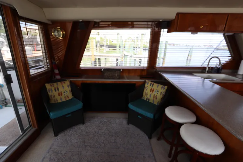 Slide: The Image of Interior of 2001 Navigator 4800 CLASSIC yacht with seating and kitchen area. - 20