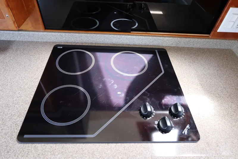 Slide: The Image of Electric stovetop with four burners and control knobs on a Navigator 4800 CLASSIC, 2001 model. - 25
