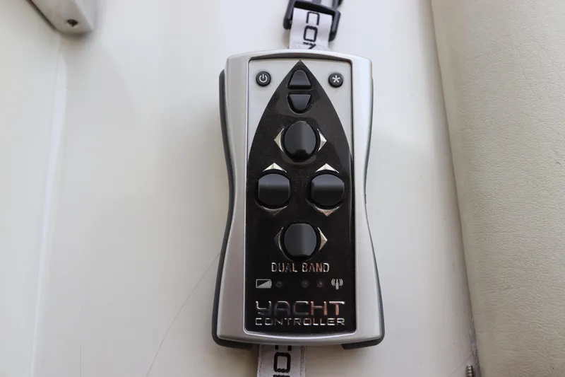 Slide: The Image of Remote control for Navigator 4800 CLASSIC yacht, 2001 model, featuring dual band technology. - 34