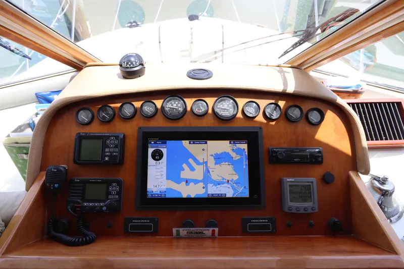 Slide: The Image of Navigator 4800 CLASSIC 2001 yacht dashboard with navigation instruments and GPS display. - 35