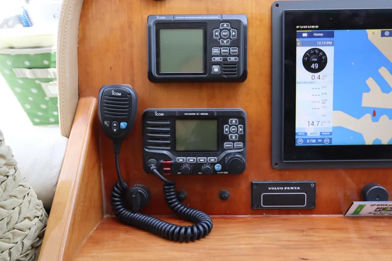 Slide: The Image of Control panel of a 2001 Navigator 4800 CLASSIC yacht with navigation and communication devices. - 36