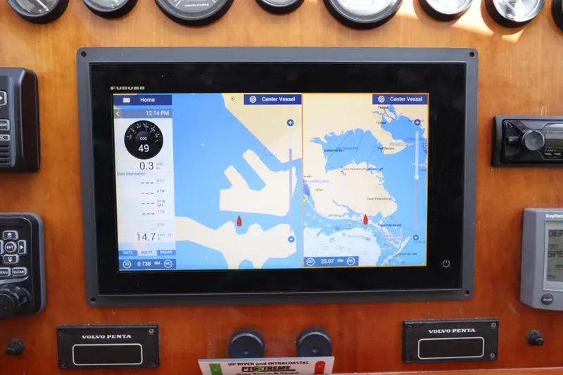 Slide: The Image of Navigation system display on 2001 Navigator 4800 CLASSIC boat dashboard. - 37