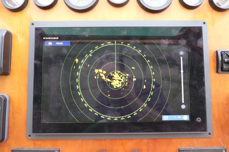 Slide: The Image of Radar display on 2001 Navigator 4800 CLASSIC boat dashboard. - 38
